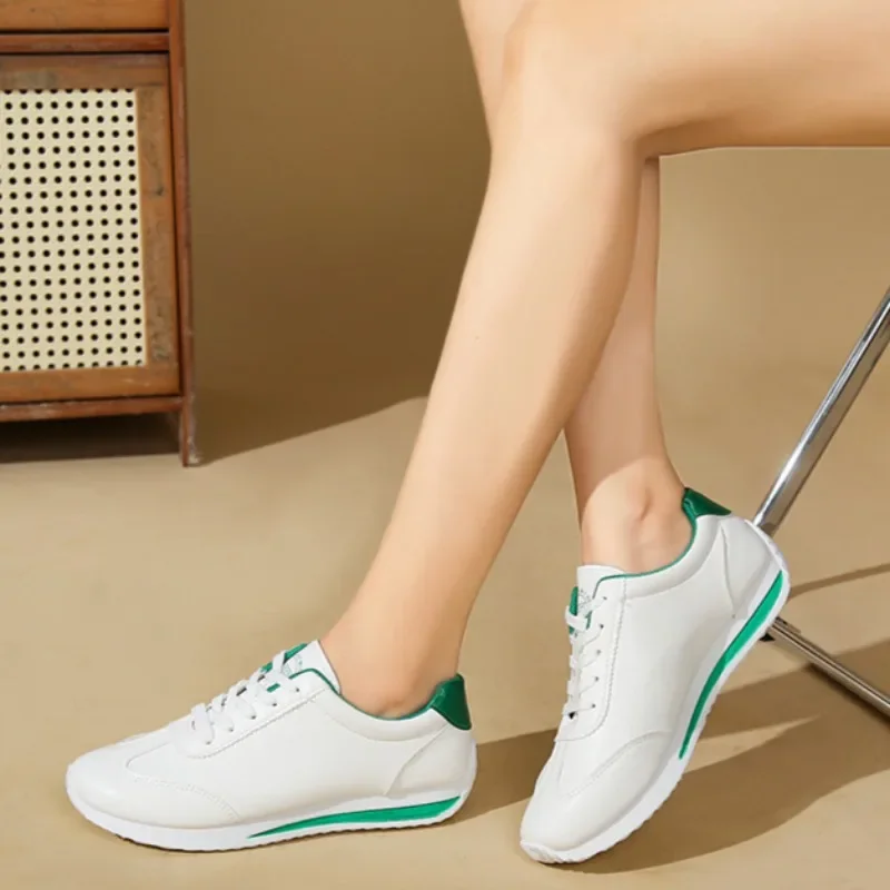 2025 秋の新スタイルカジュアルでファッショナブルな女性のローカット高見えシンプルで快適な女性のレースアップスニーカー