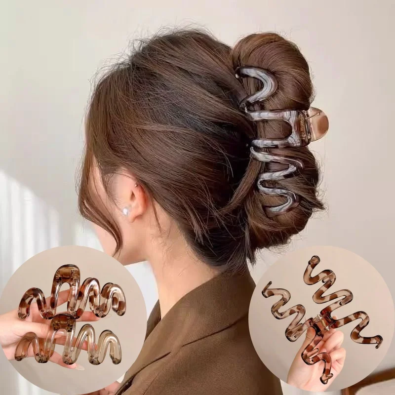 

Women's Y2K Wavy High Glossy Amber Brown Large Lightweight Acrylic Hair Clip Elegant and Minimalistic Hair Claw New Headwear