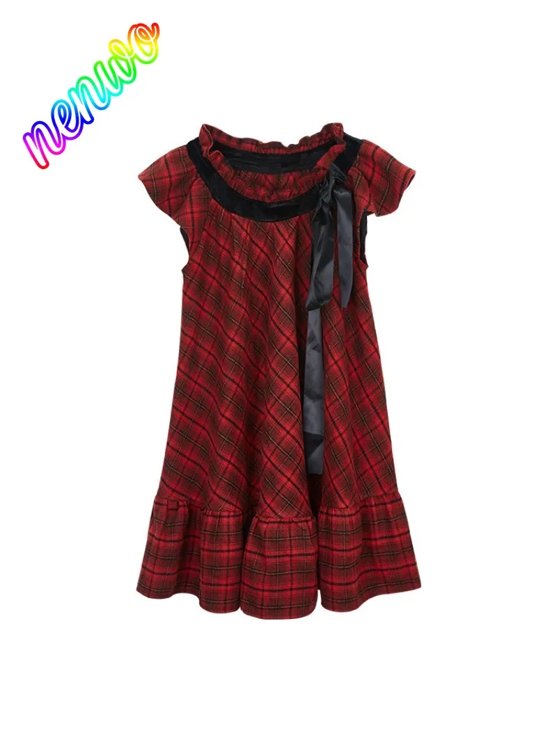 

Новогодний костюм в стиле Sweet Lolita: красное клетчатое платье с вишневыми вставками, осенне-зимний комплект из топа и юбки с круглым вырезом, очень красивое платье