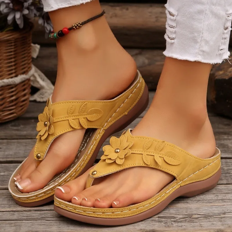 Chanclas Retro florales para mujer, sandalias antideslizantes con tacón inclinado romano, zapatillas informales para playa al aire libre, novedad de verano 2024