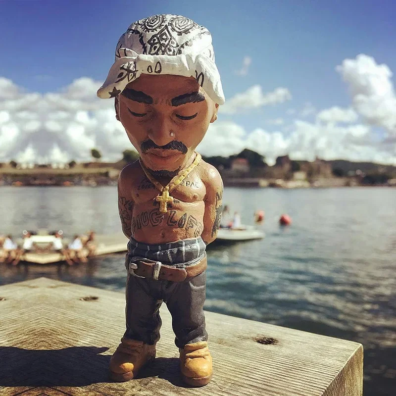 

Tupac Figurine New Rapper Star Cool Hip Hop Guy Ornaments Creative Desktop Statue Home Living Room Office Decor Doll Rapper