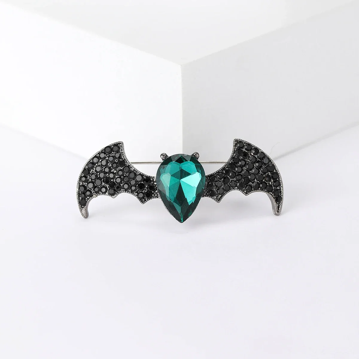 Halloween Rhinestone Bat Brooches for Women Unisex Glass Animal Pins Event Party Backpack Decoration Clothes Accessories