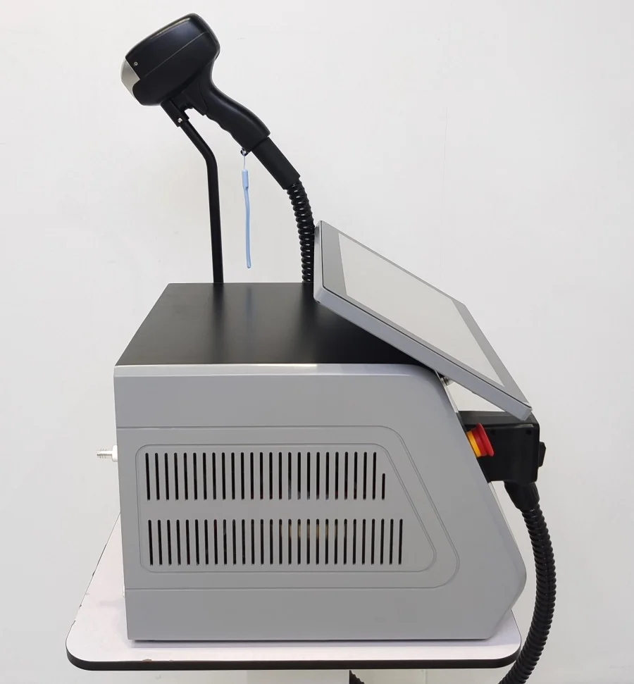 آلة إزالة الشعر بالليزر المهنية المحمولة 4000 واط ديود الكسندريت 4 أطوال موجية 755nm 808nm 1064nm نظام تبريد الجليد