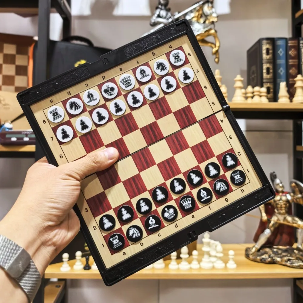 مجموعة شطرنج صغيرة مع لوحة ألعاب سفر مغناطيسية قابلة للطي 2 لعبة شطرنج صغيرة مغناطيسية قابلة للطي