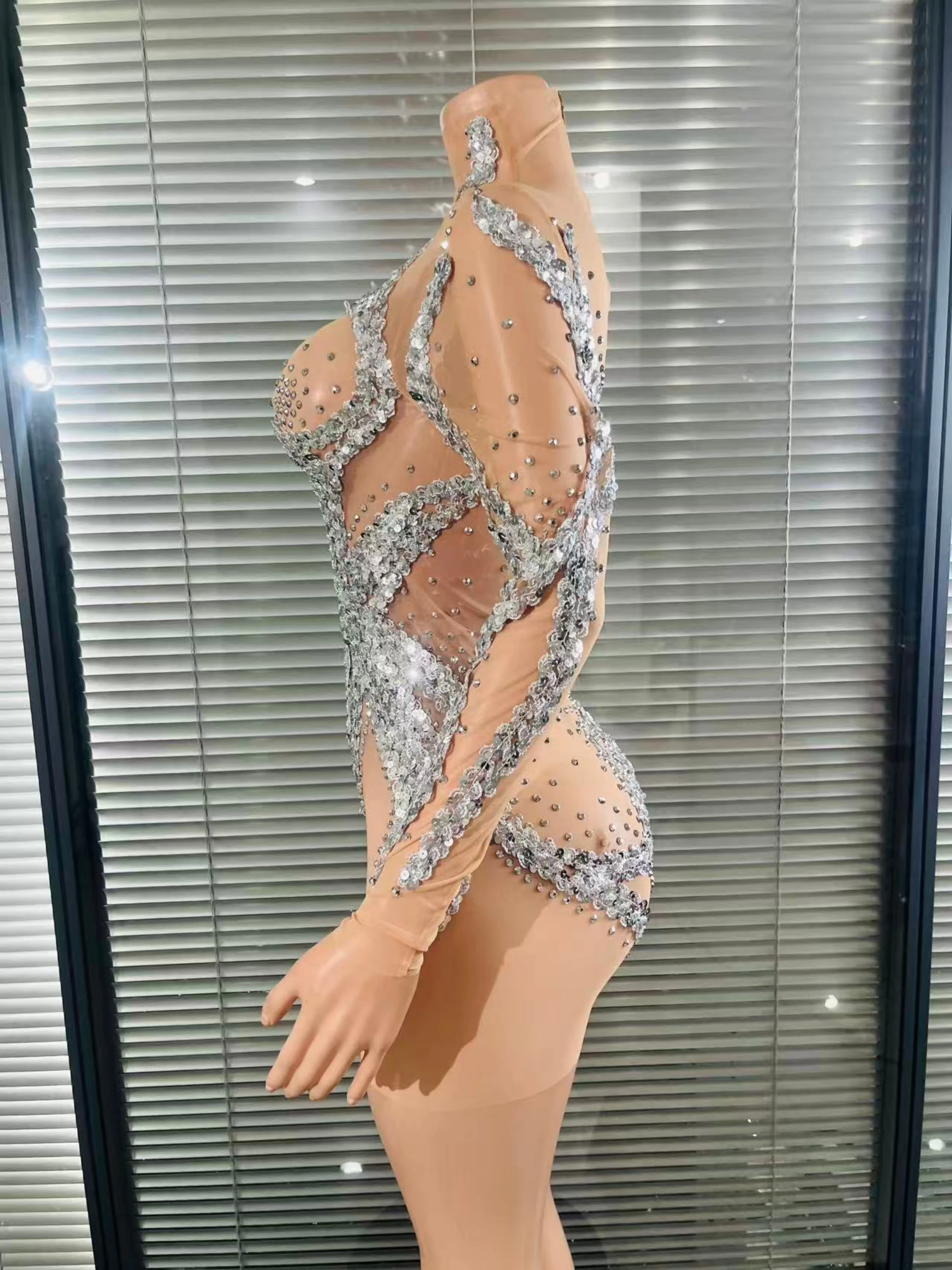 ชุดราตรีผ้าซีทรูหรูหราประดับเลื่อมสีเงินสำหรับงานพรอม งานเลี้ยงค็อกเทล และการแสดงบนเวที