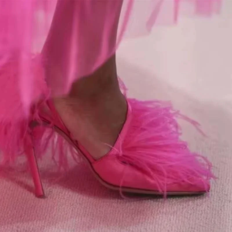 Sandalias de tacón de aguja sin cordones con plumas y borlas verdes para mujer, zapatos de tacón alto sexys con punta en pico y una correa para banquete de verano 2025