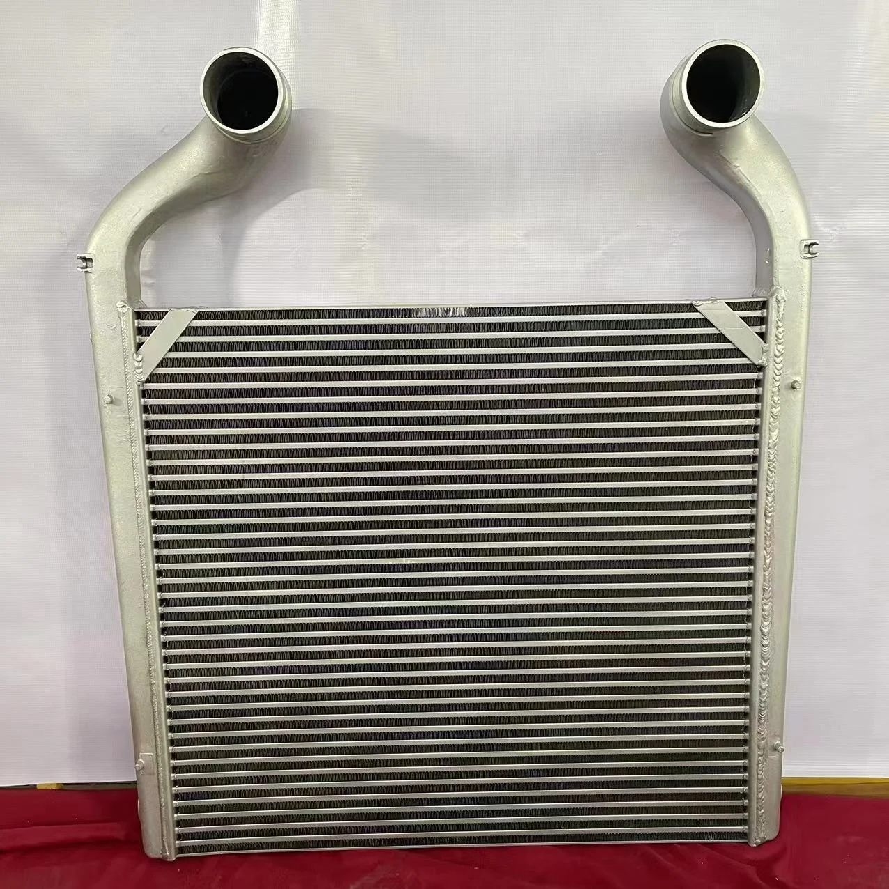 Water Tank Radiator Parts, Truck Engine Parts Spare Parts Intercooler Condenser Assembly WG9925530137 Intermediate