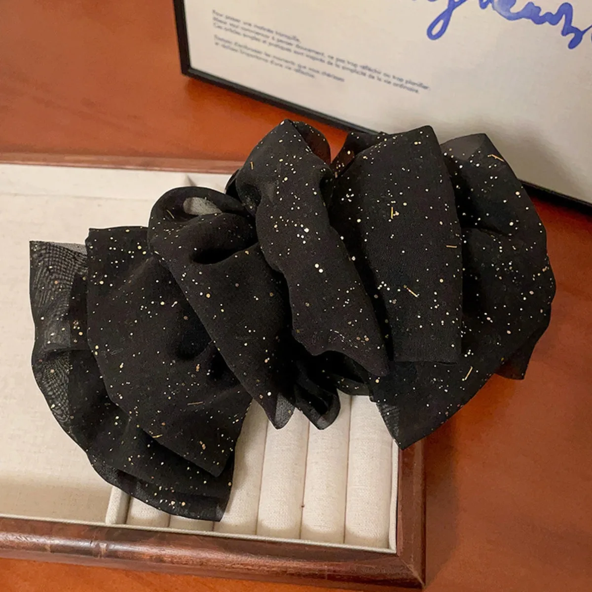 Schwarze Haarklammer mit Federn, Große Haarspange mit Starkem Halt, Elegantes Party-Haaraccessoire für Frauen, Tägliches Styling – Detail 7