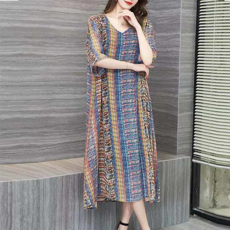 Bauchbedeckendes, altersreduzierendes Sommerkleid aus Eisseide mittleren Alters mit V-Ausschnitt und Rock in Übergröße