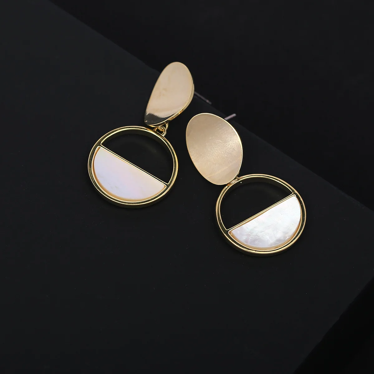 

Fashionable Luxury Round Shell Earrings For Women or Girls Chrismas' Gift