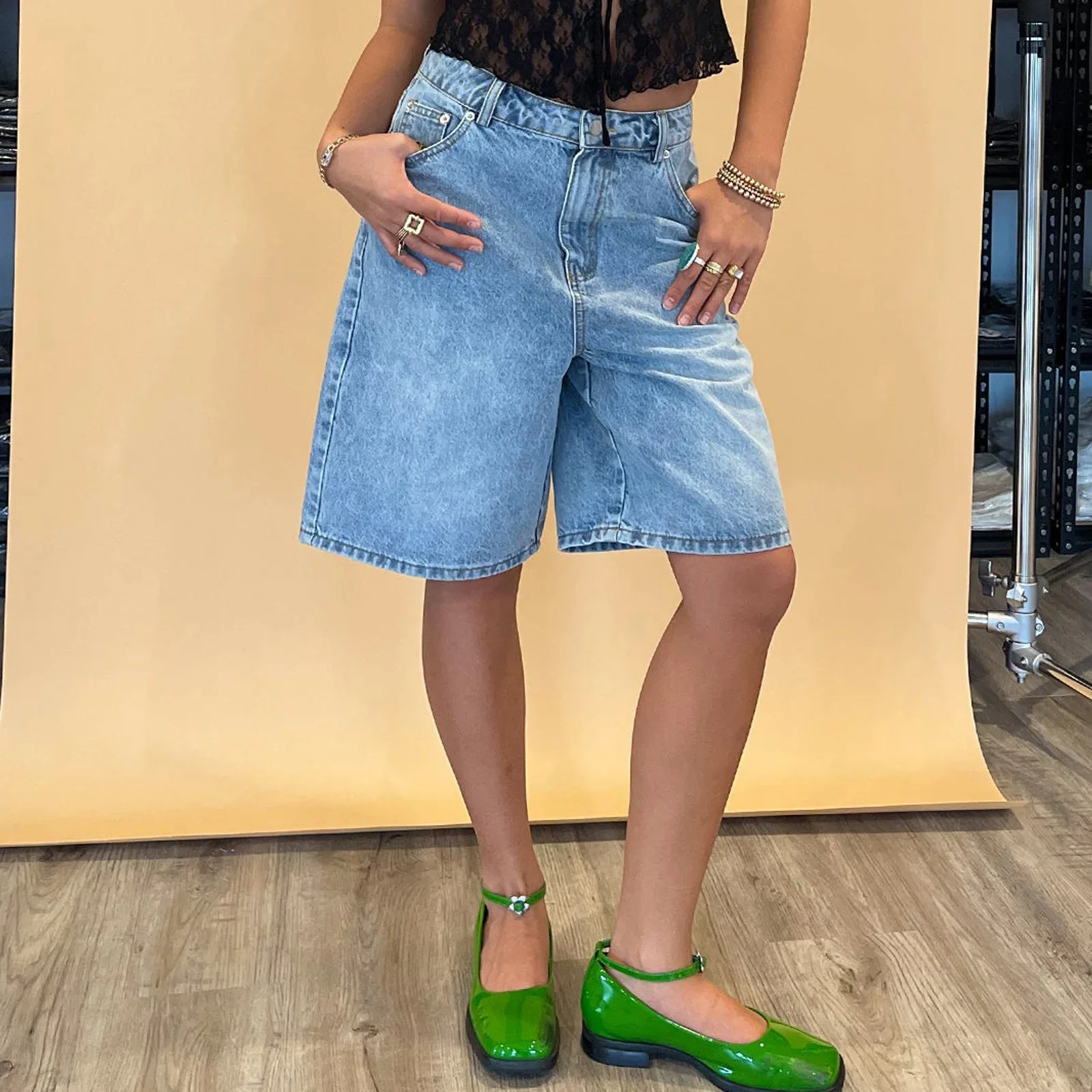 

Women's Summer Y2K Vintage Knee Length Denim Jeans Solid Color Button High Waist Loose Fit Jean Shorts with Pockets