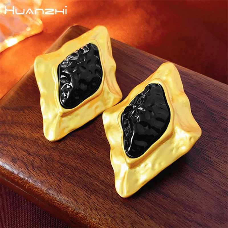 

HUANZHI Vintage Large Geometric Black Resin Wrinkle Gold Color Big Stud Earring for Women Fashion Party Jewelry 2023 New