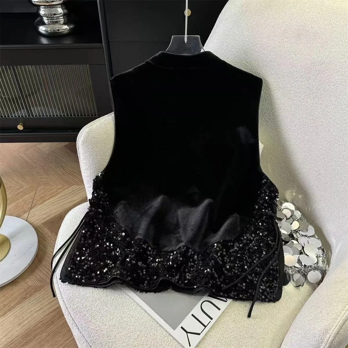 Fashionable Chinese Style Velvet Vest with Button Design Shiny Sequins Sleeveless Traditional Costume Top for Women Autumn 2026