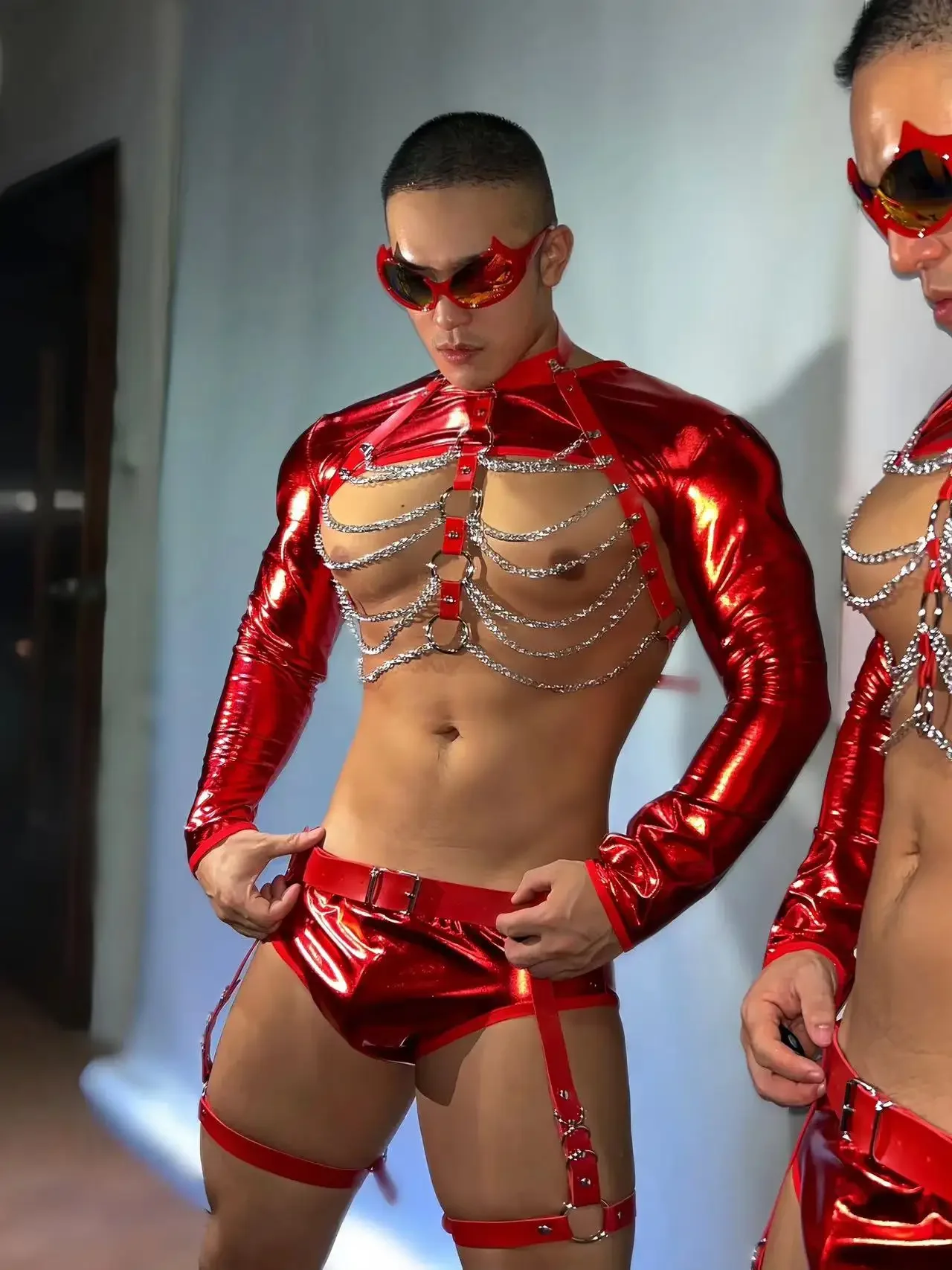 Czerwony kostium do tańca na rurze dla mężczyzn Dj Ds Rave Outfit Clubwear Seksowne paski na klatkę piersiową Topy Krótki klub nocny Gogo Odzież do tańca