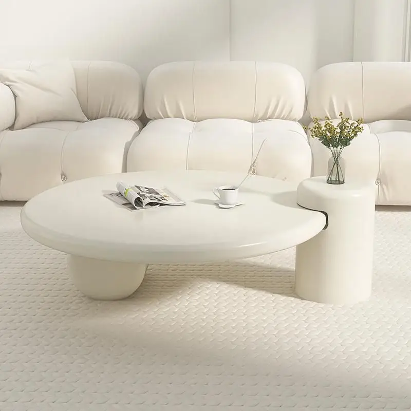 طاولة قهوة مستديرة بالرياح الكريمية، شقة صغيرة على الإنترنت، غرفة معيشة فنية راقية، تصميم منزلي فرنسي بسيط وحديث