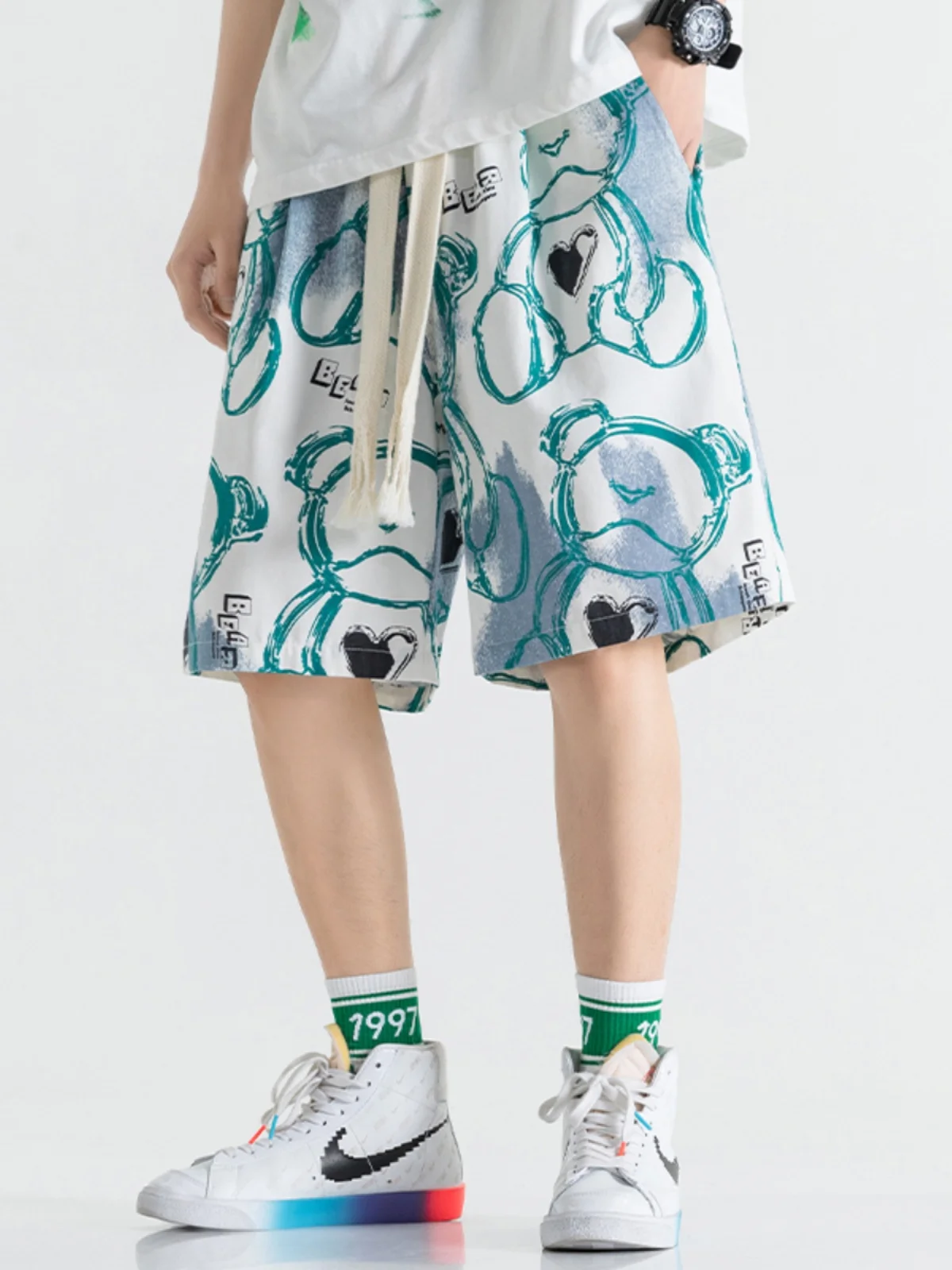 

Мужские летние тонкие повседневные свободные пляжные шорты-бриджи для подростков, спортивные брюки с мультяшным принтом, средняя посадка, модные и стильные