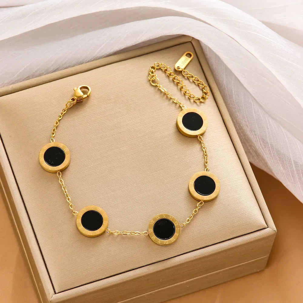 This multi-colored, fashionable, elegant and niche round letter bracelet is suitable for girls