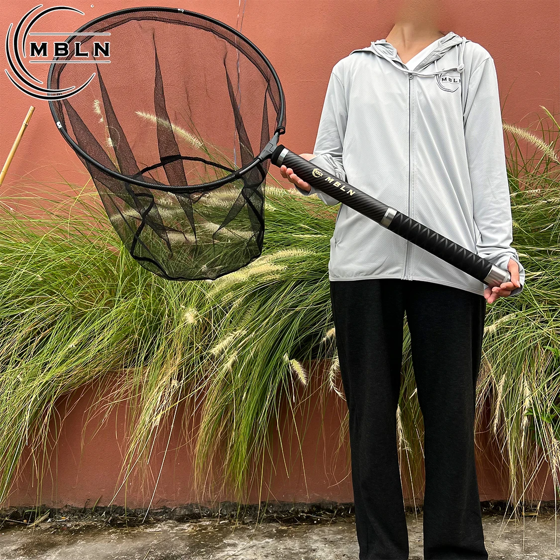 شبكة مغرفة كربونية فائقة الصلابة وقصيرة جدًا، ممتدة حتى 6.4 م/251.97 بوصة، تم سحبها لأكثر من 60 سم، سهلة التخزين