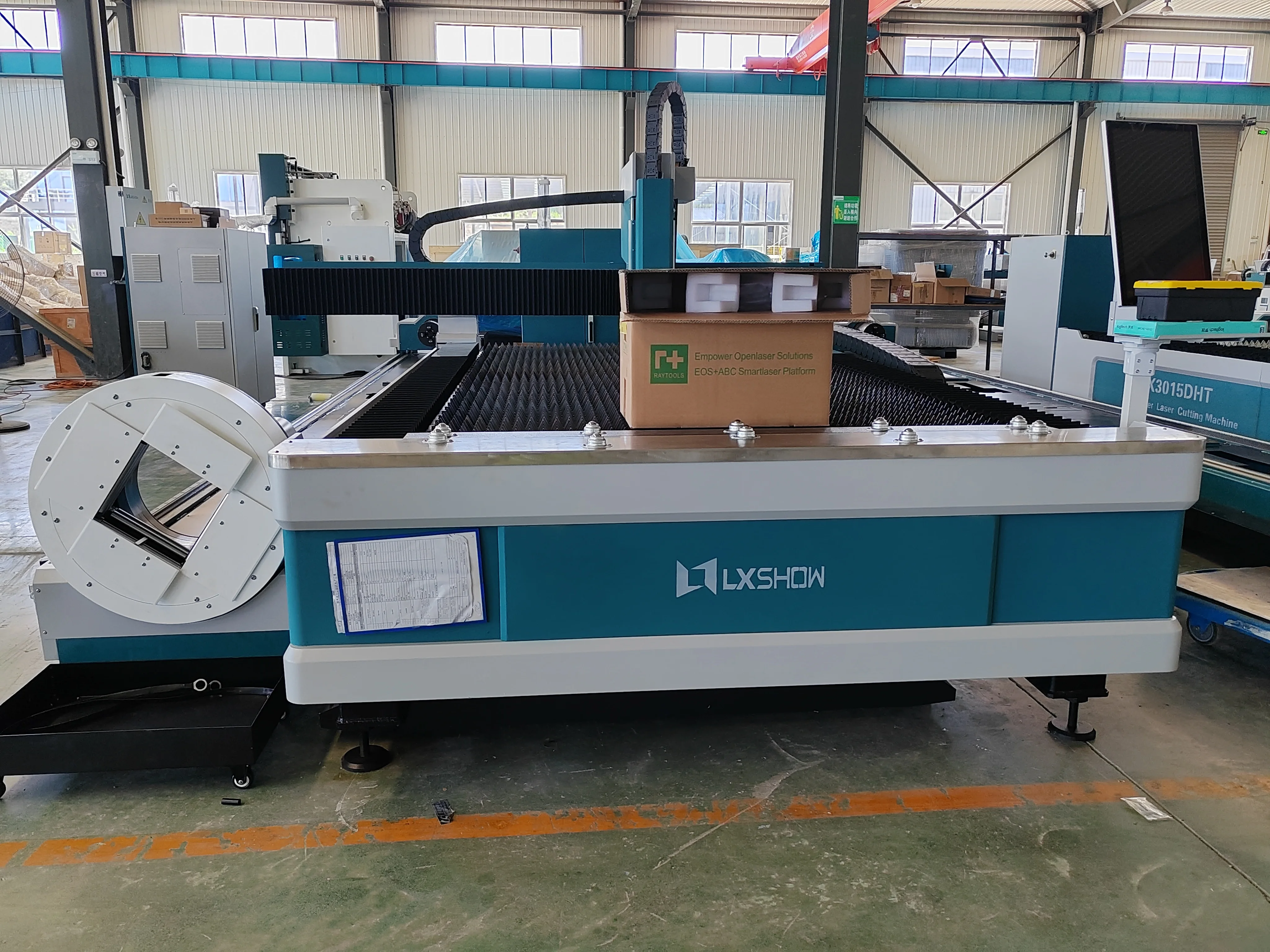 Automatic focusing 6000W 3015 Tube and plate integrated fiber laser cutting machine with high precision