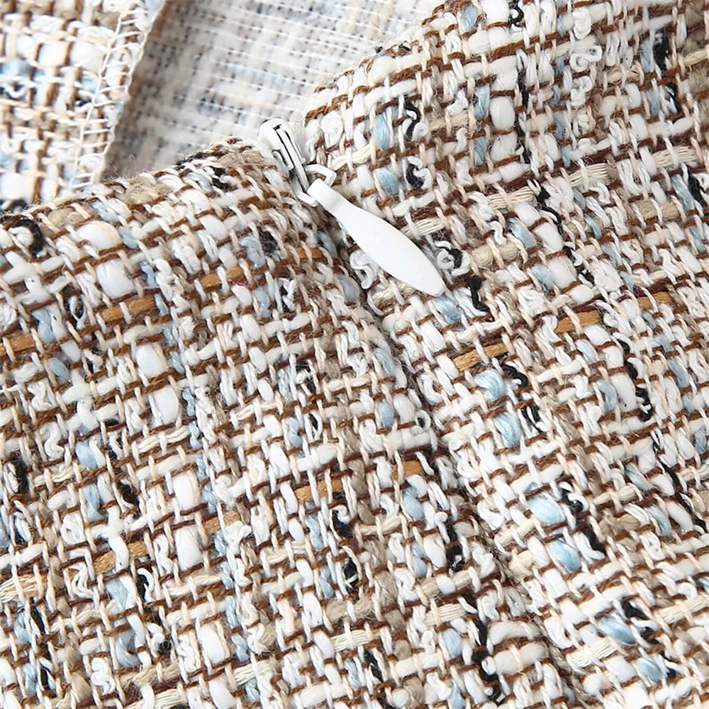 In De Zomer Van 2004 Was De Wollen Textuur Van De Nieuwe Dames Asymmetrische, Slanke En Elegante Rokbroek.