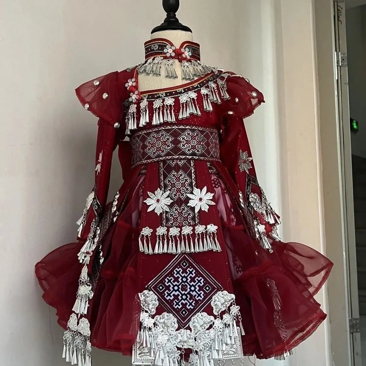 Miaojiang rouge Miao nouveau costume fille vêtements photographie voyage photographie