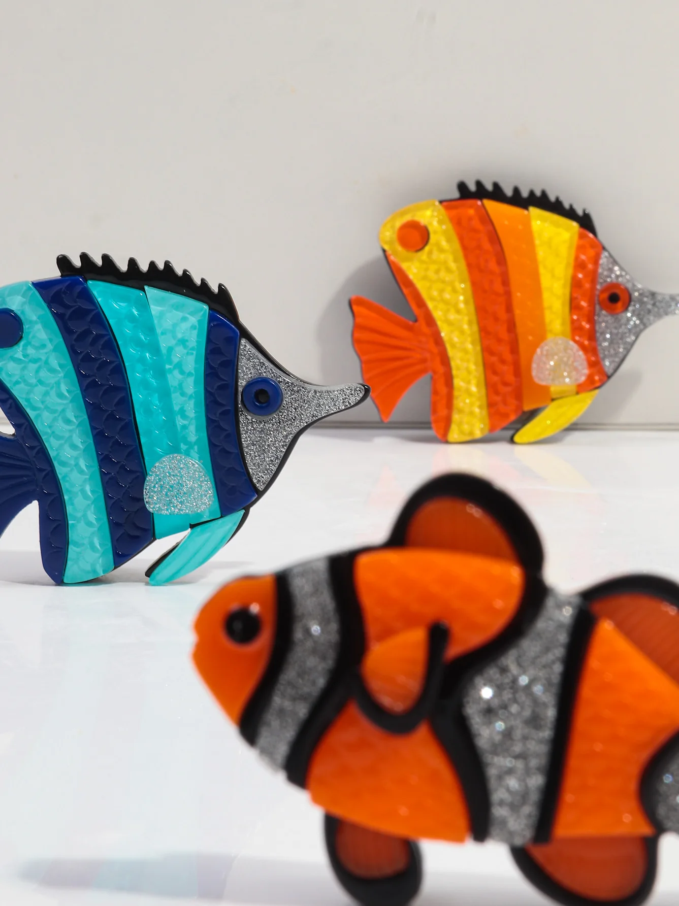 FishSheep Lovely Acrylic Tropical Fish Brooches for Women Kids Resin Cute Clownfish Brooch Pins Badge Clothes Jewelry Gifts