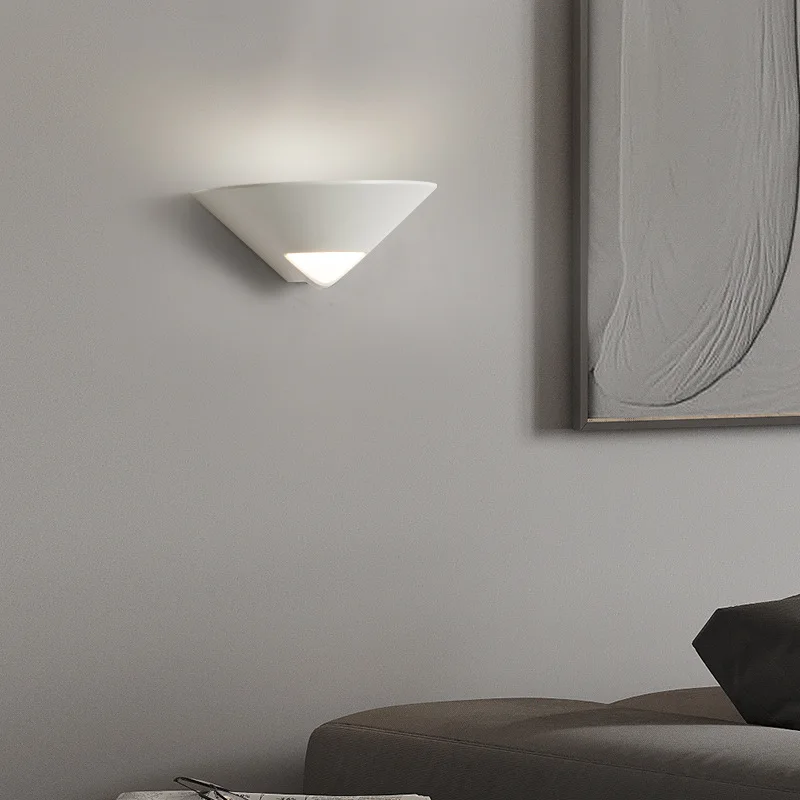 Индивидуальный простой современный фон, черный/белый настенный светильник для спальни, прикроватное светодиодное освещение для внутреннего освещения для гостиной/модели комнаты, дивана, балкона, бара