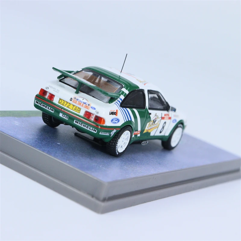 Diecast Tarmac Works 1:64 Scale Ford Sierra RSรถจําลองสะสมของเล่นของขวัญของที่ระลึกจอแสดงผลเครื่องประดับ
