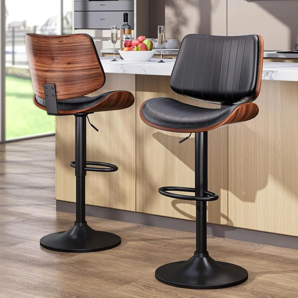 زوج من مقاعد البار الدوارة المصنوعة من الجلد الأسود مع ظهور من خشب Bentwood لجزيرة المطبخ أو العداد