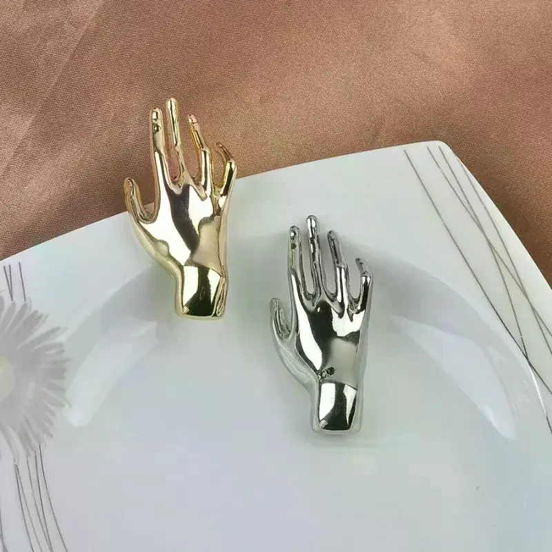 Retro Hand Gesture Metal Brooch Lightweight Durable Fashion Jewelry Pin for Party Clothing Coat Backpack Decor