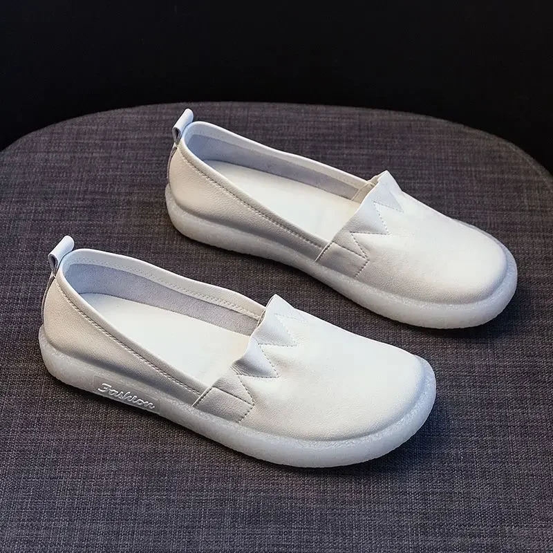 

Женские лоферы на плоской подошве. Белые женские туфли без шнуровки. Акция. Элегантная и модная. Последняя распродажа. Непопулярное предложение. Шикарный стильный.