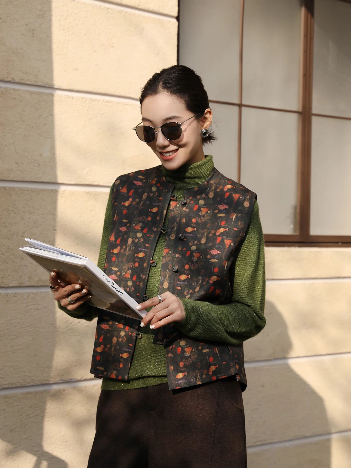 

Новая китайская женская жилетка с цветочным принтом, свободного кроя, для многослойных образов, весна 2026, модная повседневная верхняя одежда для комфортного ношения, теплая.