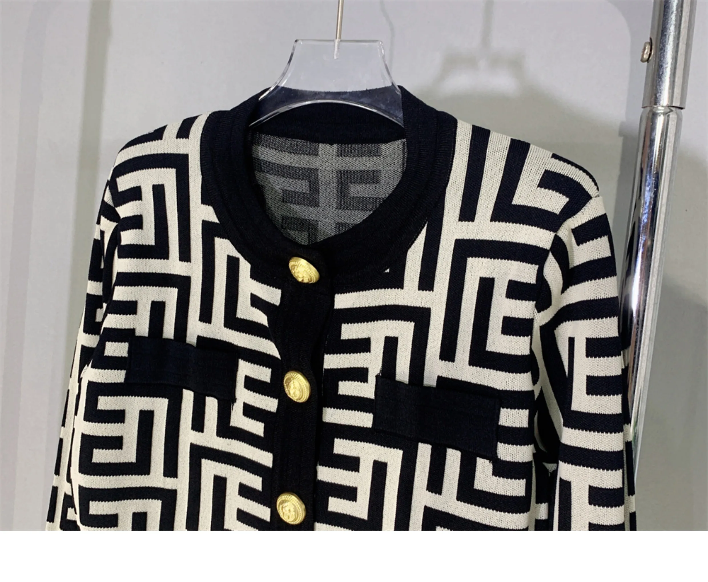 High Quality Women Autumn Winter New Fashion Heavy Metal Buttons Jacquard Short Knitted Cardigan Sweater