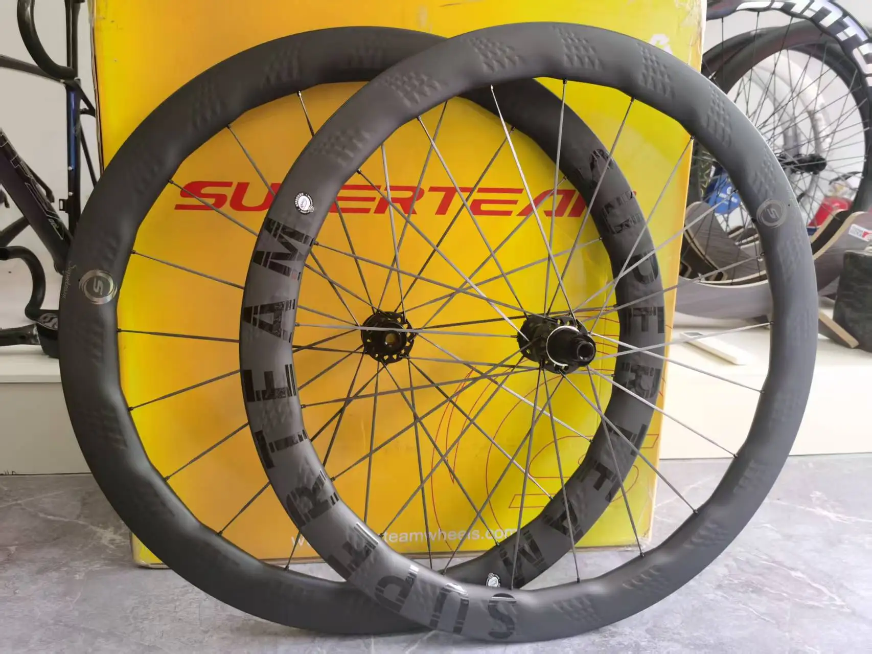 

Комплект легких карбоновых колес SUPERTEAM 700C * 50 мм Urltra-Light 1330 г, волнистые колеса дискового тормоза AERO-32, качественный комплект велосипедных колес UCI со спицами
