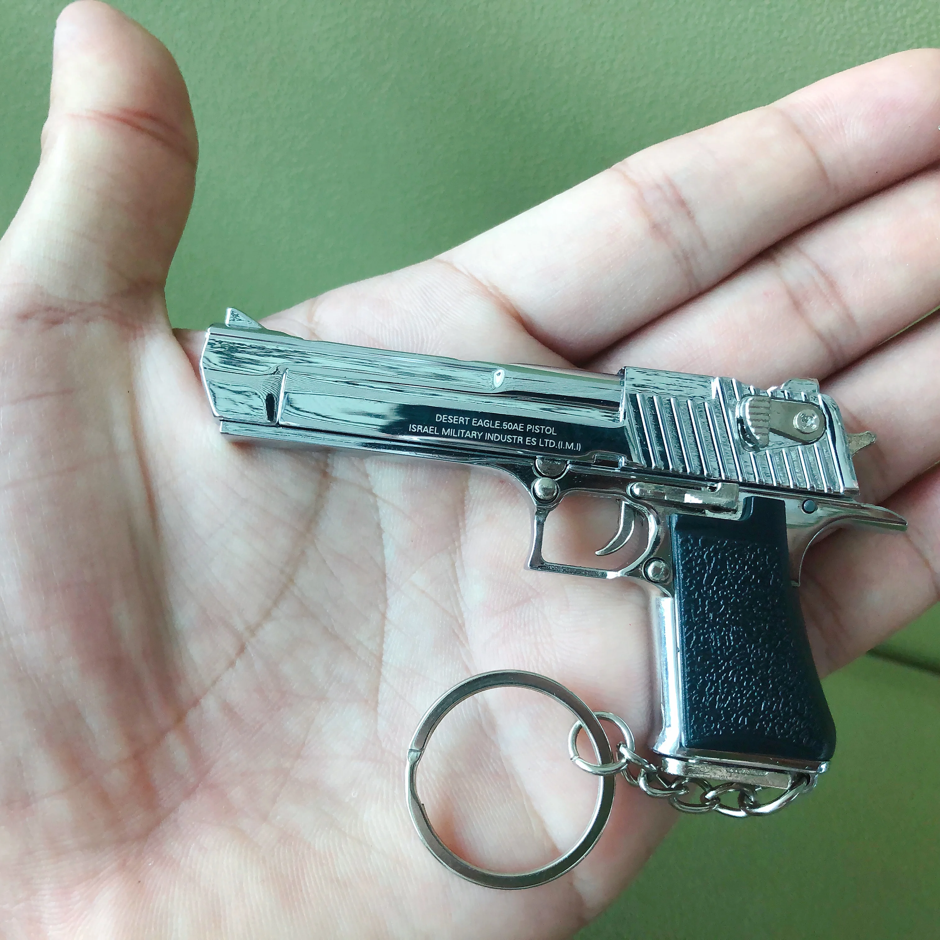 1:3 Legering Desert Eagle Pistool Model Mini Gun Sleutelhanger vergulde Tas Hanger Afneembare Speelgoed Pistool Voor Volwassen kinderen Gift