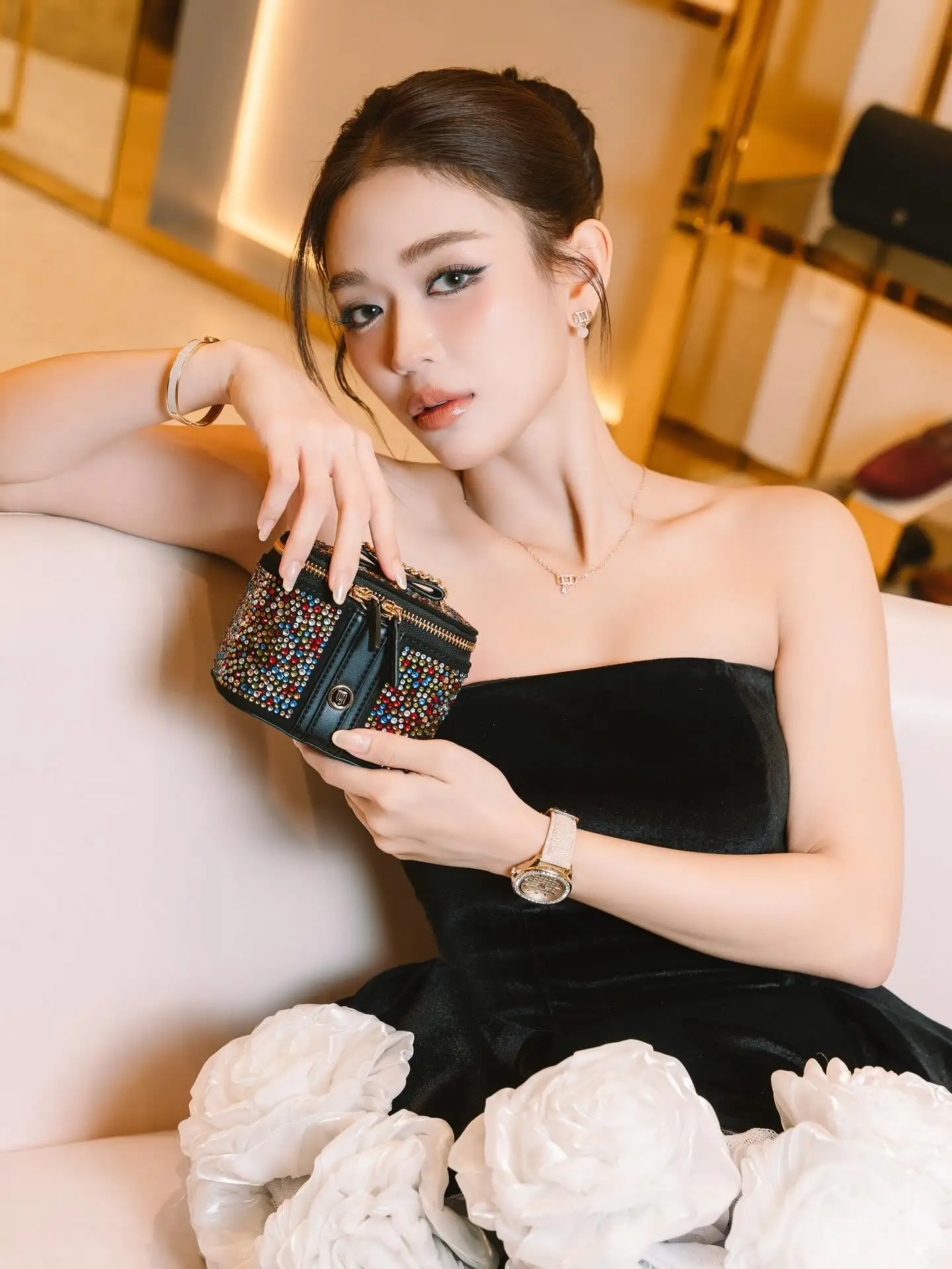 فستان قصير عصري موديل 2025 مشد مخملي أسود بدون حمالات مع كشكشة زهور بيضاء ثلاثية الأبعاد، فستان أنيق لحفلات الكوكتيل للتاريخ الليلي