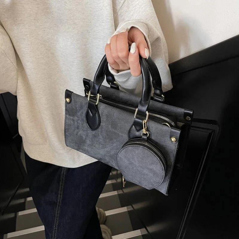 

Stylish Ladies Hand Bag Boasting Trendy Design And Fine Craftsmanship Made Of Premium Leather With Magnetic Closure​