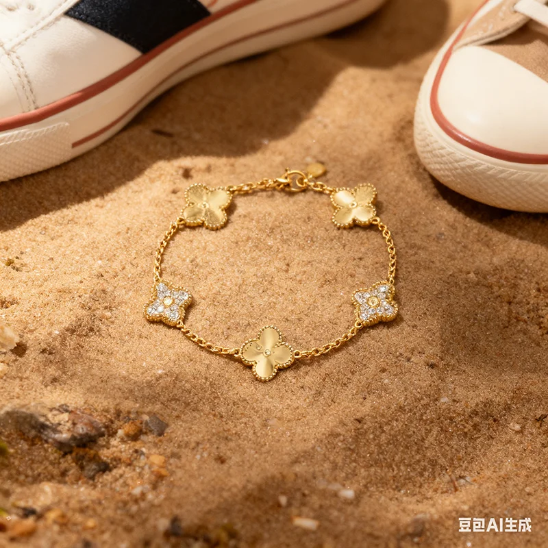 Glamour braccialetto con ciondoli multi-trevo con pavé di diamanti e oro strutturati in oro, un gioielli di moda di lusso per un'eleganza opulenta