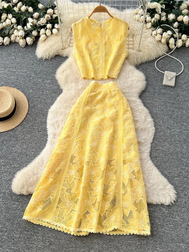 

Французский стильный комплект из двух предметов: женский топ без рукавов с ажурной вышивкой и коротким рукавом + юбка с высокой талией.