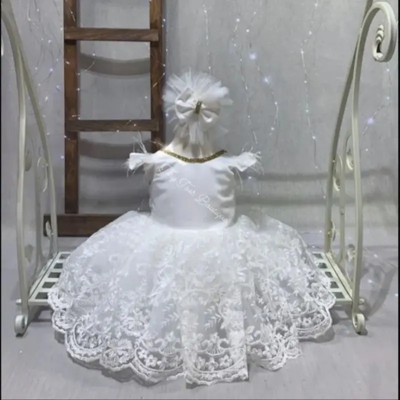 

Vintage White Baby Christening Gowns Lace Feathers Girls Baptism Detachable Train Newborn Kids Birthday First Communion Dresses