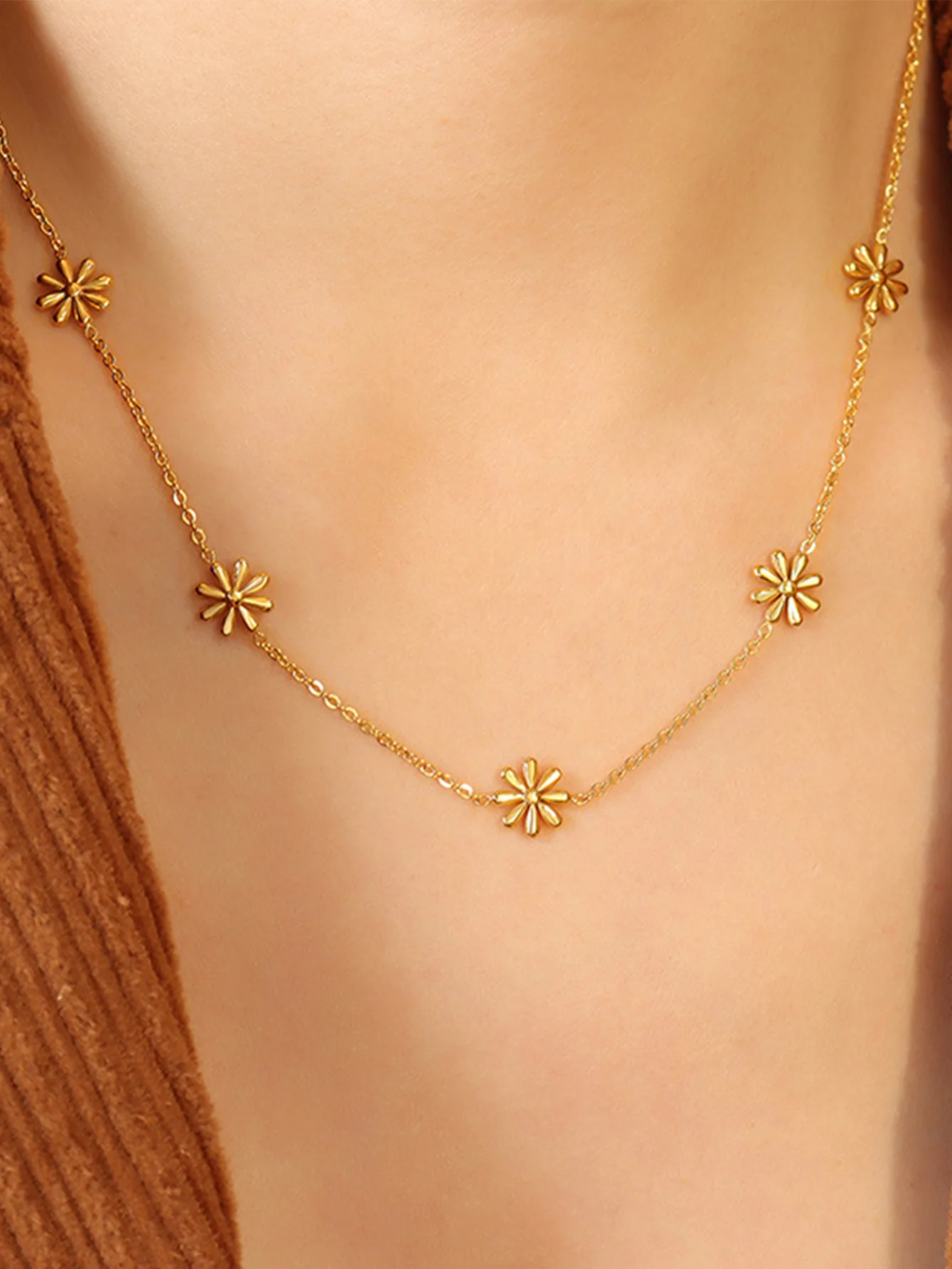 A Temperament Stainless Steel Flower Daisy Pattern Necklace For Women Dating Shopping X2312