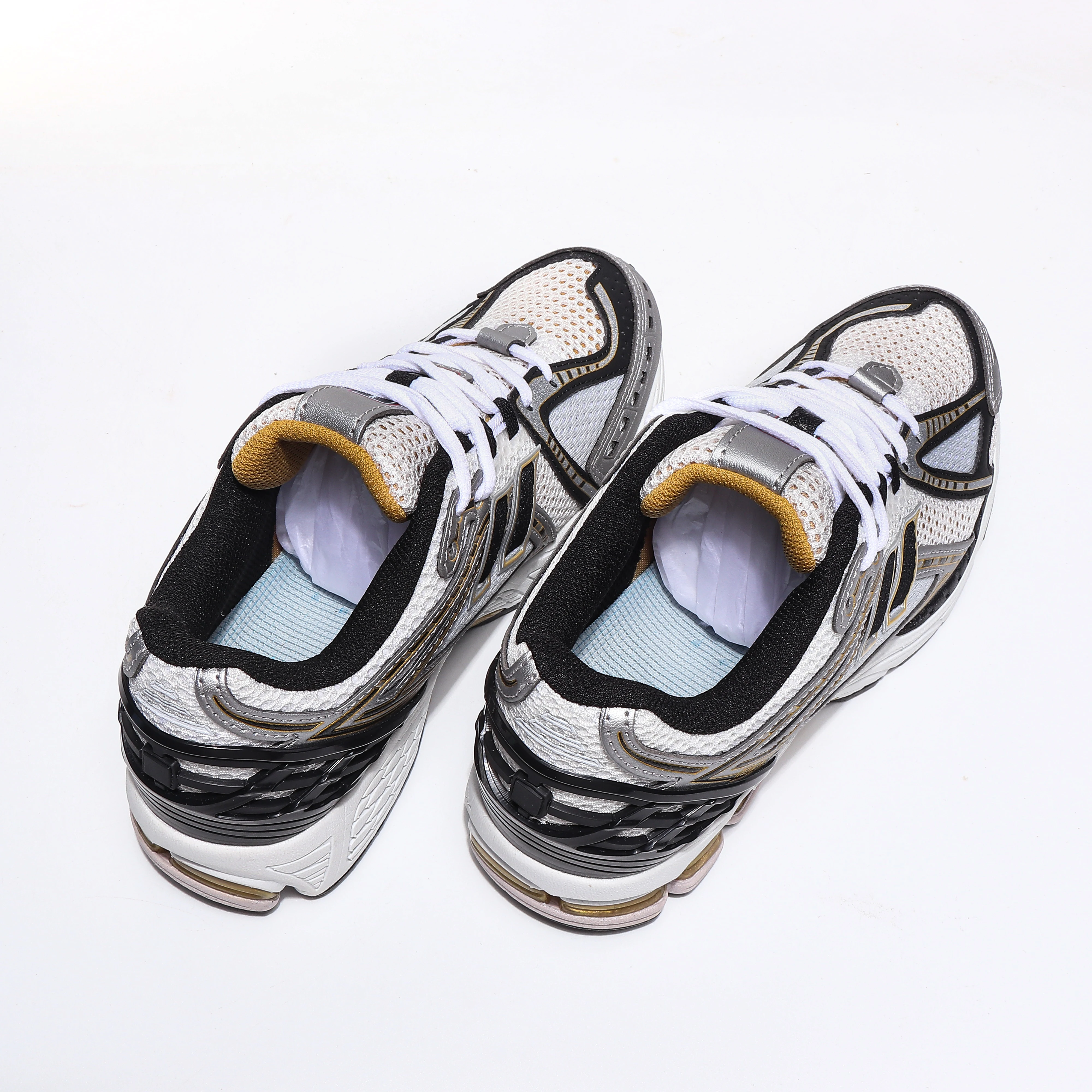 أحذية الركض من سلسلة 1906 للجنسين: أحذية كاجوال عصرية باللون الفضي والأبيض والأصفر