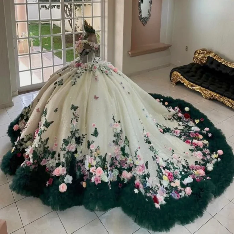 グリーンのキンセアニェーラドレス、クリスタルグリッター、3Dフラワーデカール、レースレイヤリング、ロングテール、ボウ、ベスティドス・デ・15、キンセアニェーラ ﻿ カスタマイズ