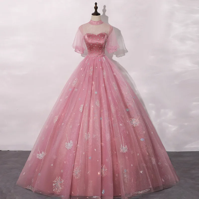 Performance : Robe de mariée colorée, scène vocale et vocale, performance de piano, solitaire, robe, performance d'examen d'art étudiant