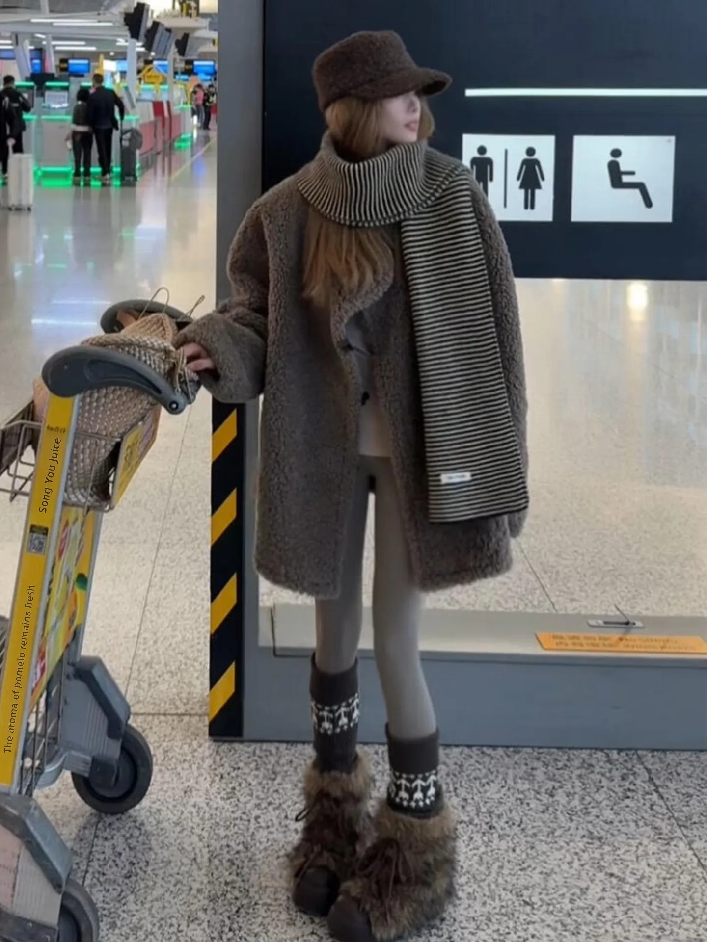 

Премиальное коричневое пальто из овечьего меха для женщин: утепленное, длинное, теплое, пушистое, свободного кроя, стройнящее, зимнее, новинка 2026 года