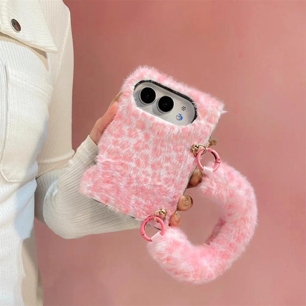Retro Wild Sweet Furry Leopard Pattern Plush Phone Case for iPhone Duo Fashion Cozy Soft Detachable Wrist Strap Protection Cover