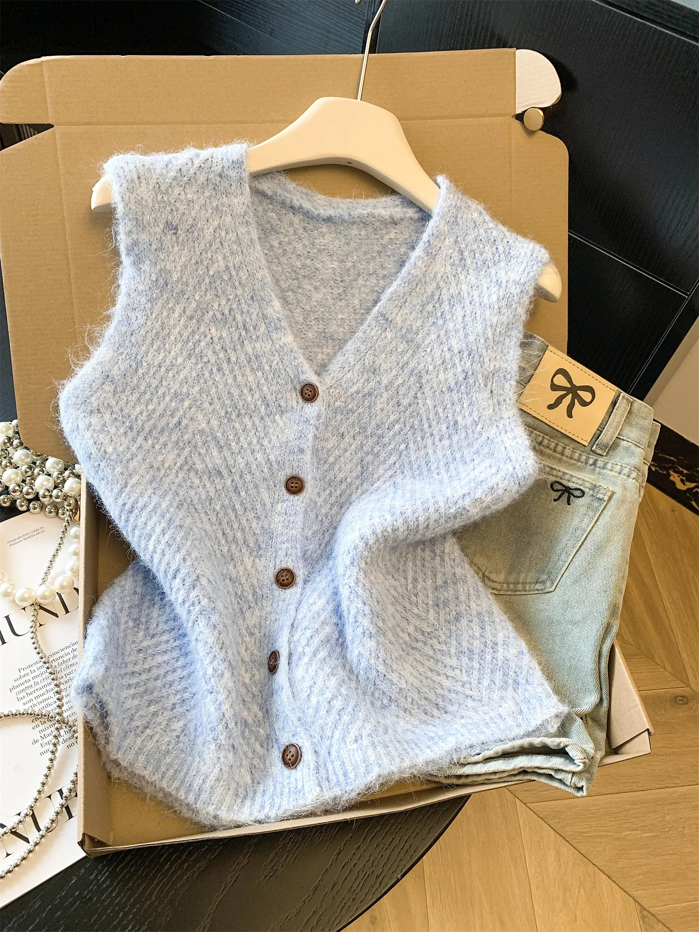 

Мягкий уютный вязаный кардиган-жилет с V-образным вырезом для женщин, весенняя модная новинка, большие размеры, прямой крой, высокая талия, на пуговицах