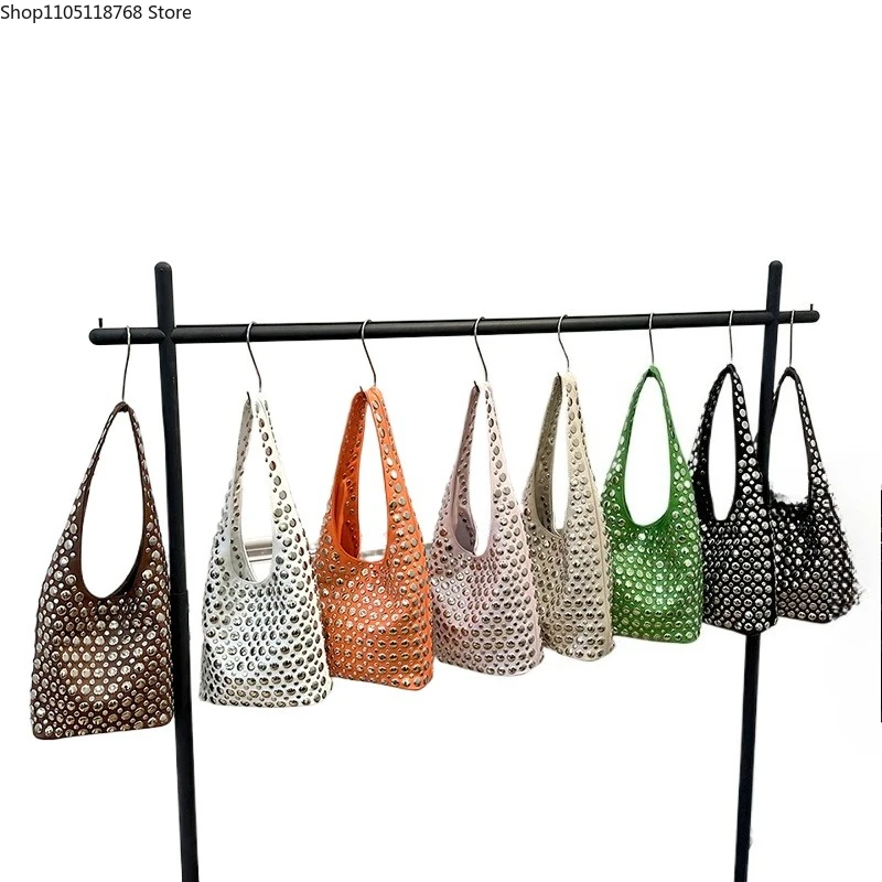 

Новые однотонные супер крутые сумки на ремне из искусственной кожи с застежкой и заклепками, популярные модные индивидуальные сумки большой вместимости для женщин