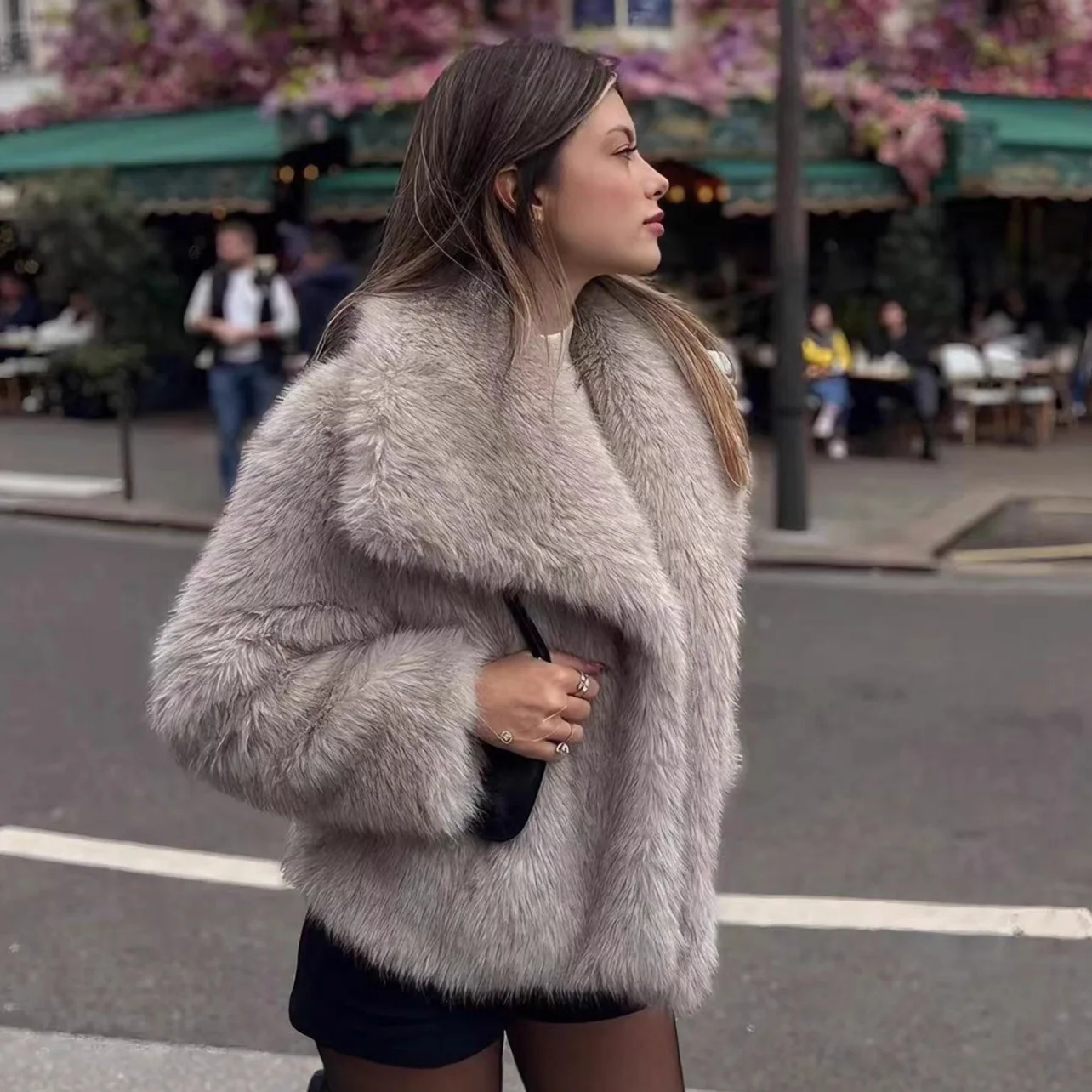 ملابس نسائية دافئة عالية الجودة 2025 نمط جديد طية صدر السترة معطف قصير من الفرو الصناعي سترة على الطراز البيج