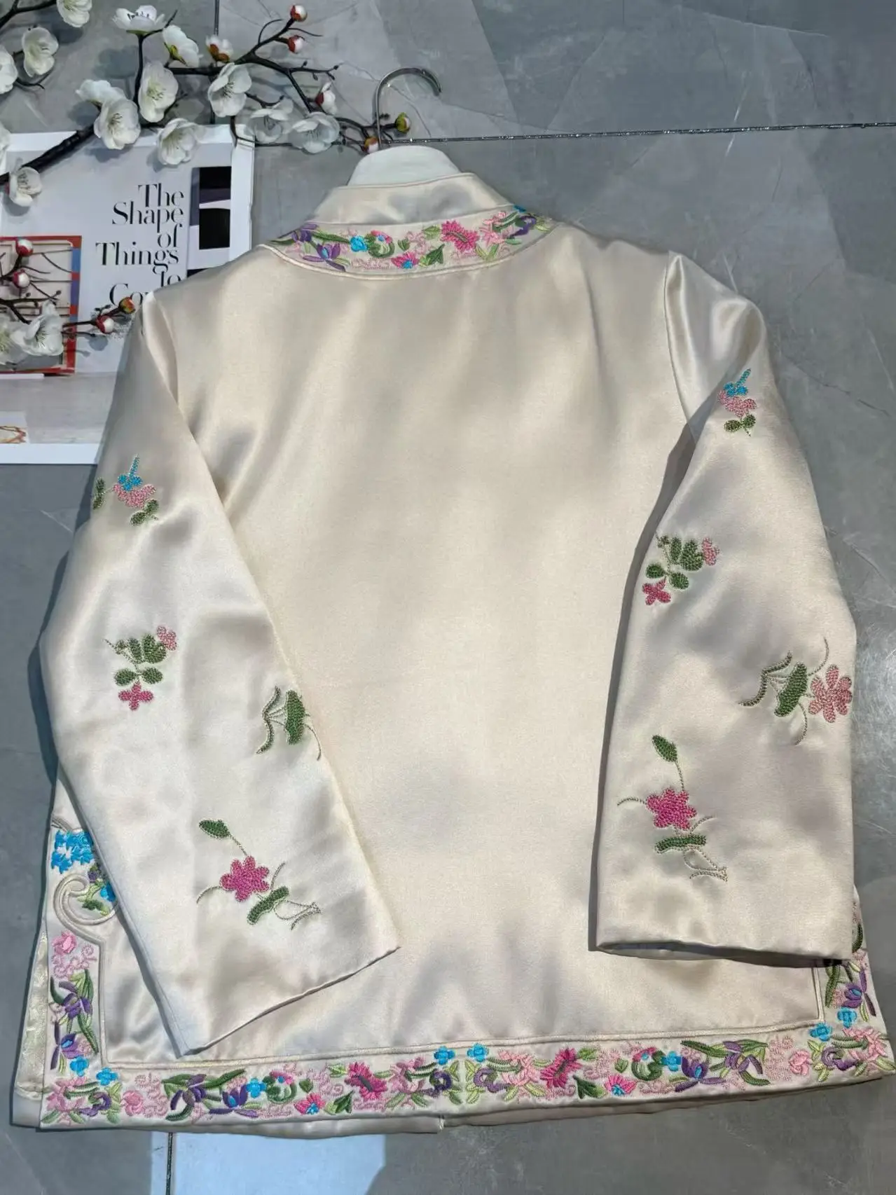 خريف شتاء جديد الوقوف طوق الصينية اليدوية زر خلات النسيج المطرزة زهرة صغيرة أنيقة المرأة سترة قطن